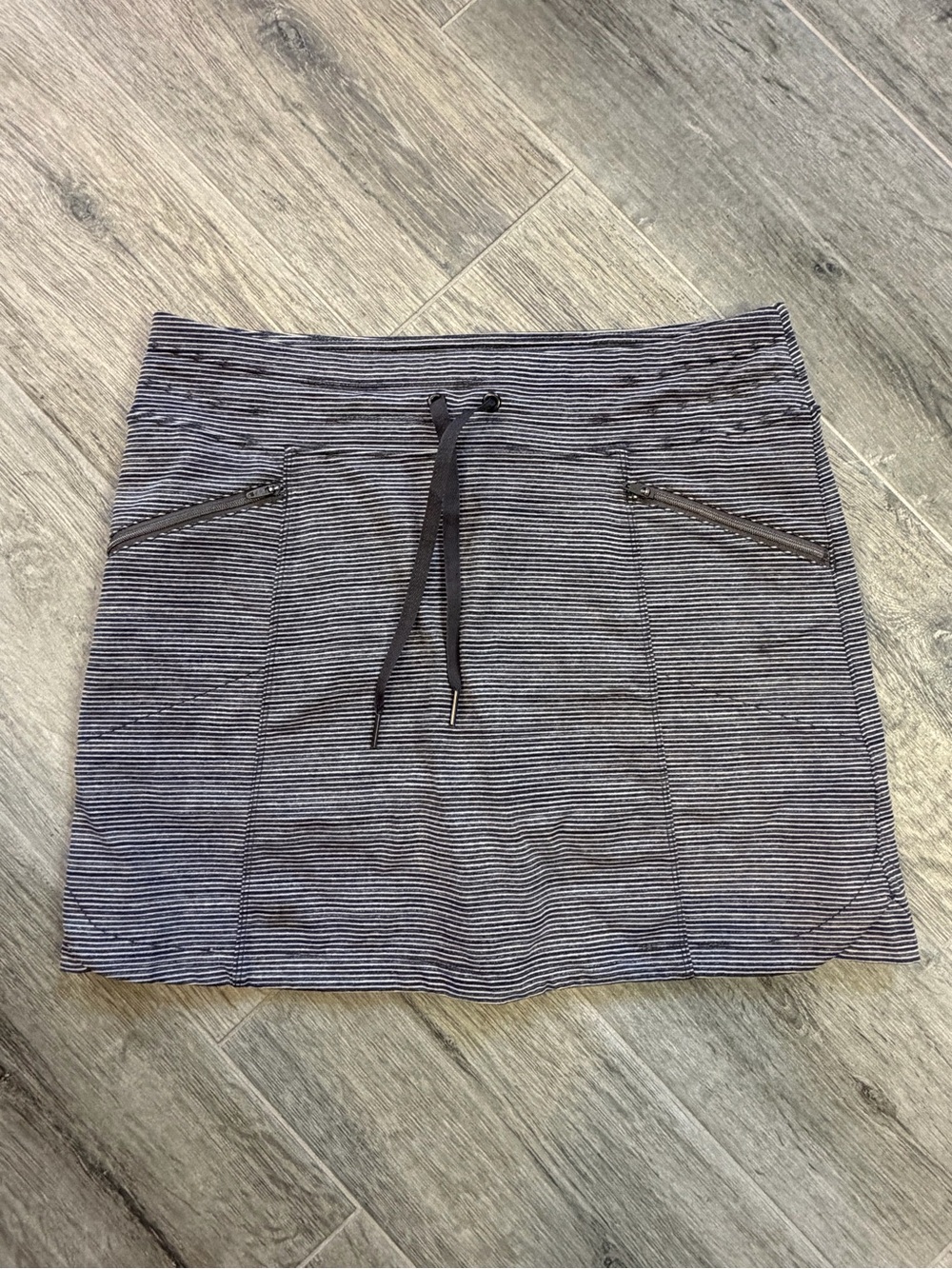 Athleta Women's Heather Gray Striped Metro Skort Skirt Size Small Summer Casual